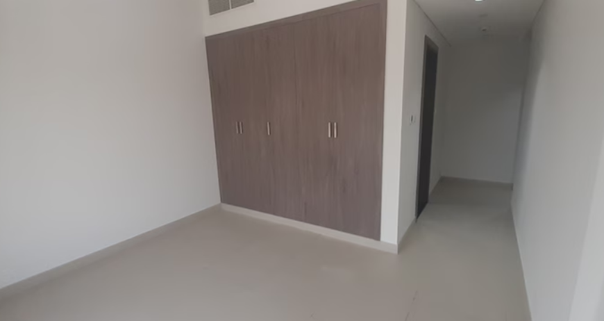 A NICE SIZE 2 BED/HALL APARTMENT FOR RENT IN JVC near CIRCLE MALL ( OPEN VIEW) HIGH FLOOR EASY ACCES