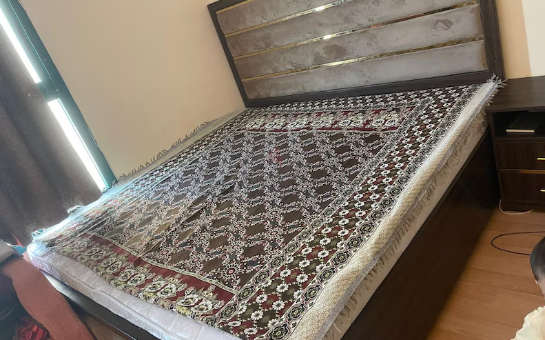 Bed mattress with dressing just 5 months use