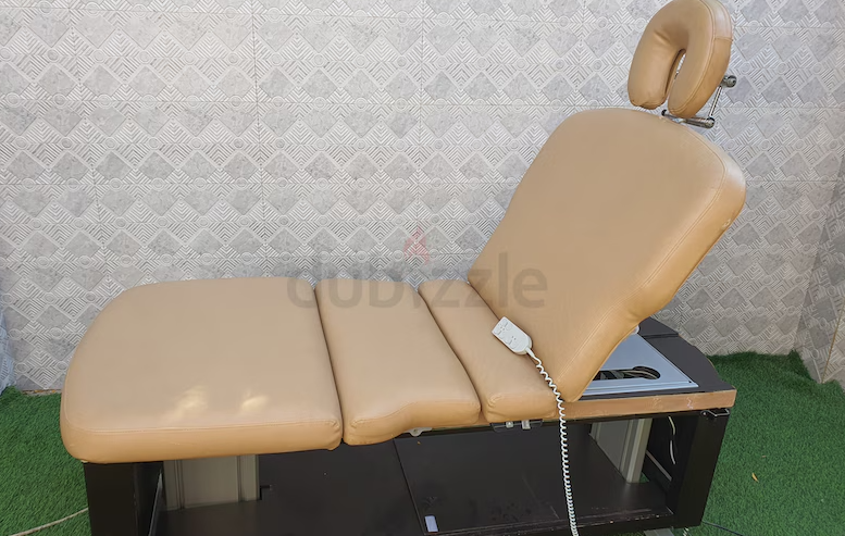 massage table طاولة مساج