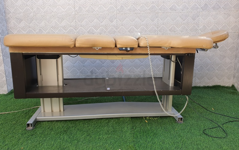 massage table طاولة مساج