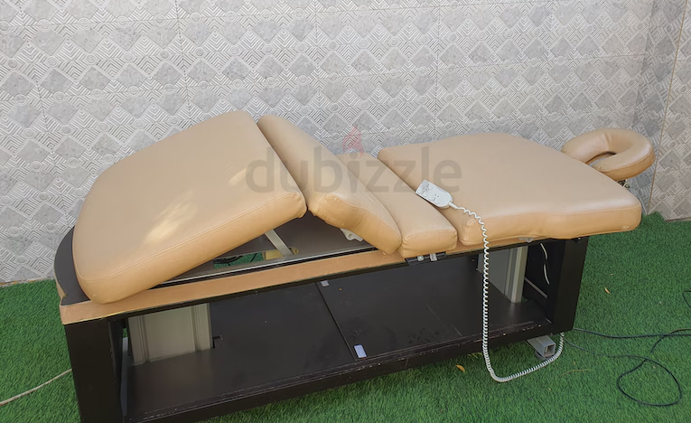 massage table طاولة مساج