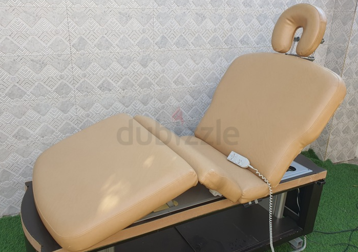 massage table طاولة مساج