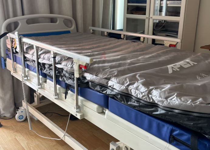 Electrical Medical Bed in Optimal Conditions, electrical anti bedsore mattress and Oxigent tank