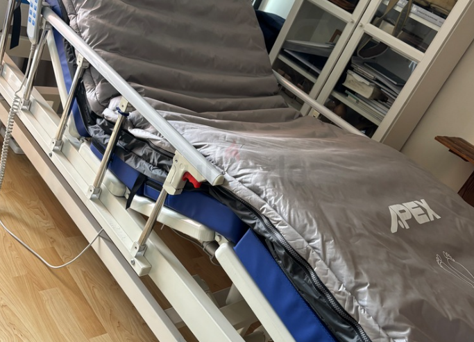 Electrical Medical Bed in Optimal Conditions, electrical anti bedsore mattress and Oxigent tank