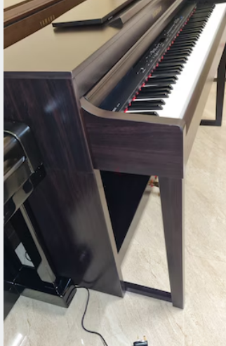 Yamaha clavinova CLP470. Excellent condition. Cash on Free Delivery with six months warranty.