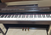 Yamaha clavinova CLP470. Excellent condition. Cash on Free Delivery with six months warranty.