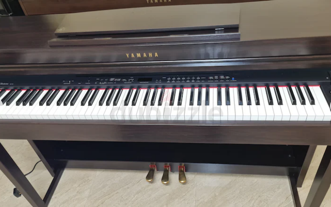 Yamaha clavinova CLP470. Excellent condition. Cash on Free Delivery with six months warranty.