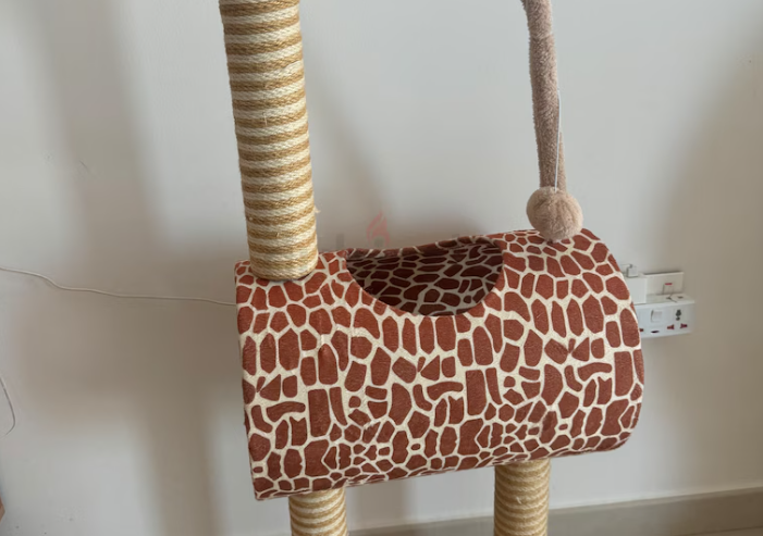 Cat stretching tree animal giraffe design