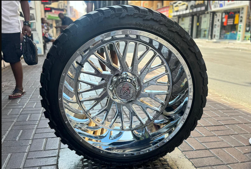 Hummer H2 wheel and tyres size 26”