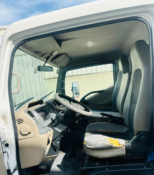 3 ton pick up truck. ( Ashok Leyland ))