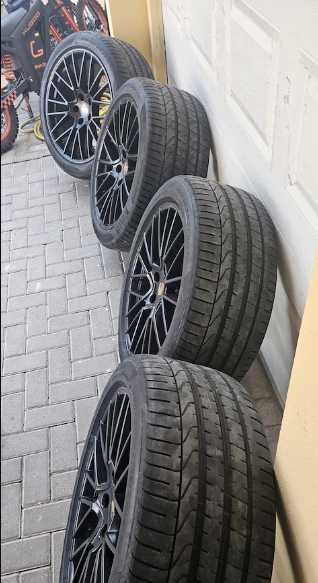 RS spyder Porsche Genuine 21 inch black set with Pirelli tires