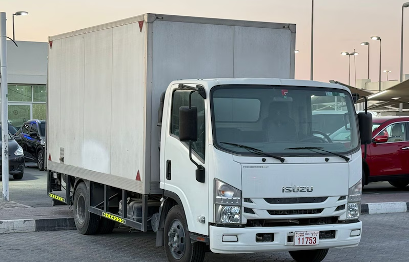 2019 ISUZU-REWARD-NPR – Dry Van With Hydraulic Gate – Gcc Specs – EMI 1900 Aed PM
