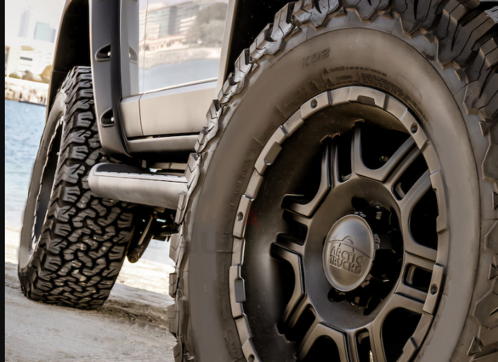 FJ CRUISER: ARCTIC TRUCKS RIMS BRAND NEW DUNLOP TIRES