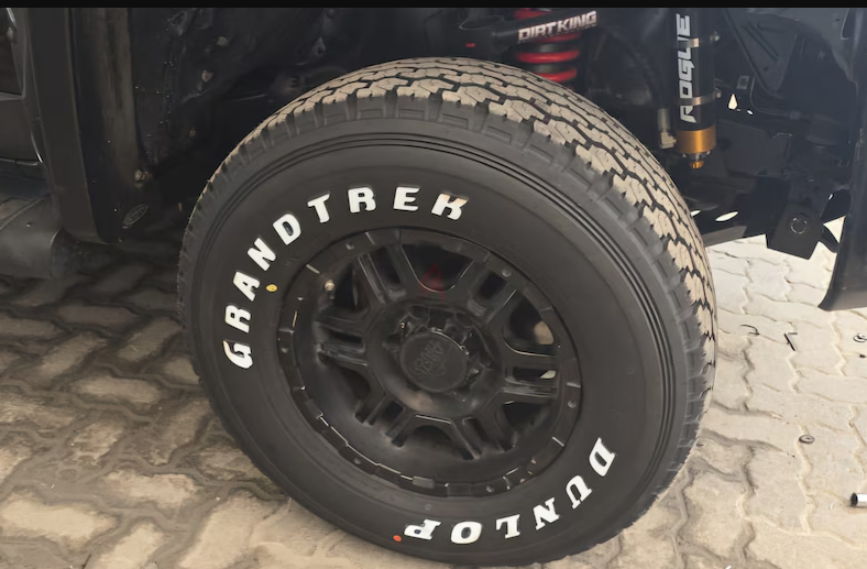 FJ CRUISER: ARCTIC TRUCKS RIMS BRAND NEW DUNLOP TIRES