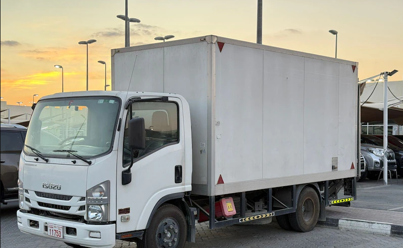 2019 ISUZU-REWARD-NPR – Dry Van With Hydraulic Gate – Gcc Specs – EMI 1900 Aed PM