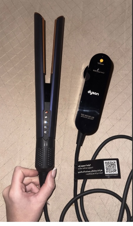 Dyson Airstrait with carrying case.Never used.