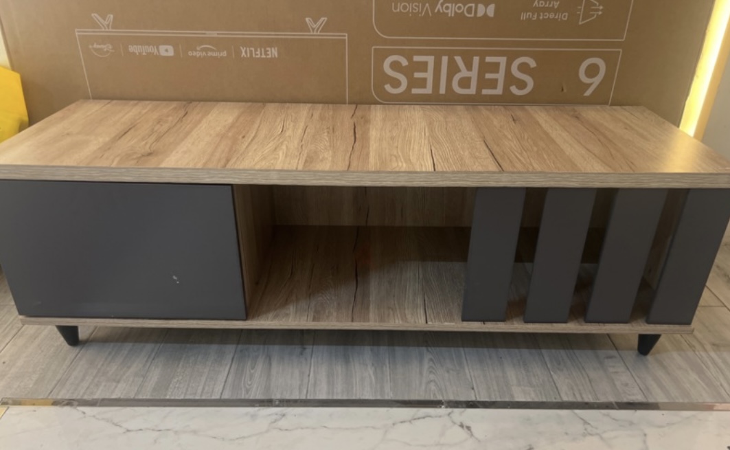 تلفزيون شاشة هايسنس استعمال شهر فقط+ طاولته