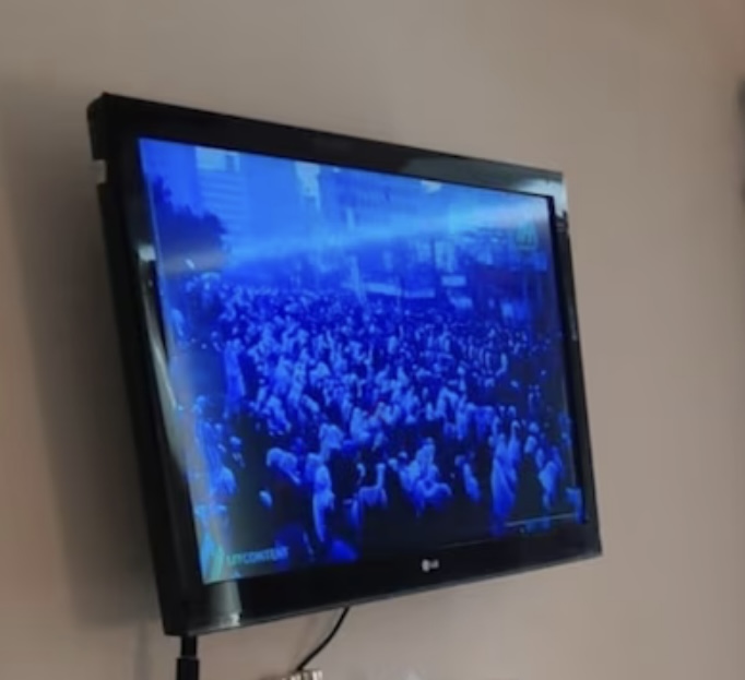 شاشة مع طاولة