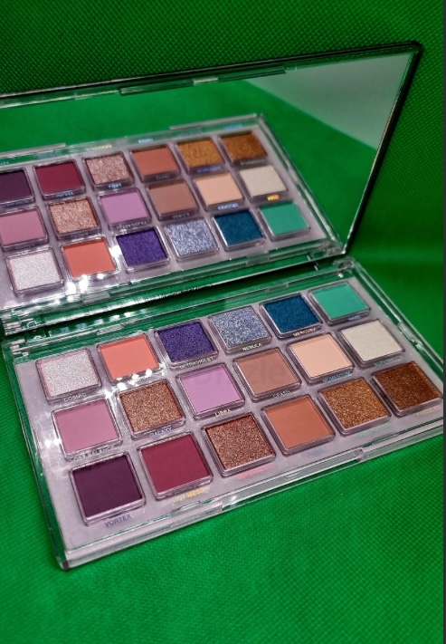 Huda beauty Eyeshadow pallet