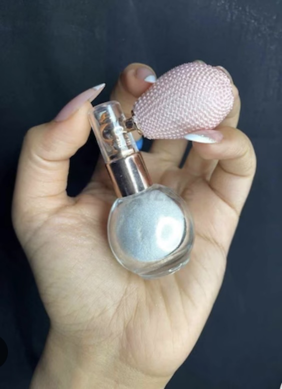 جليتر للجسم على هيئة برفان