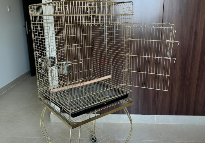 SELLIG GOLDEN PARROT CAGE IN PERFECT CONDITION WITH STAINLESS STEEL CUPS