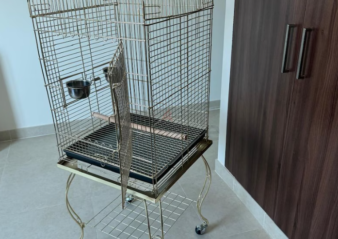 SELLIG GOLDEN PARROT CAGE IN PERFECT CONDITION WITH STAINLESS STEEL CUPS