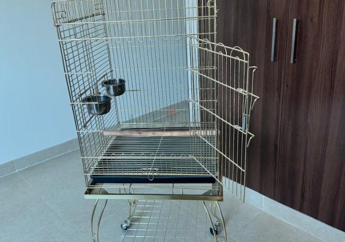 SELLIG GOLDEN PARROT CAGE IN PERFECT CONDITION WITH STAINLESS STEEL CUPS