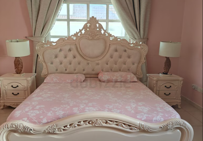 Neoclassic queen size bedset