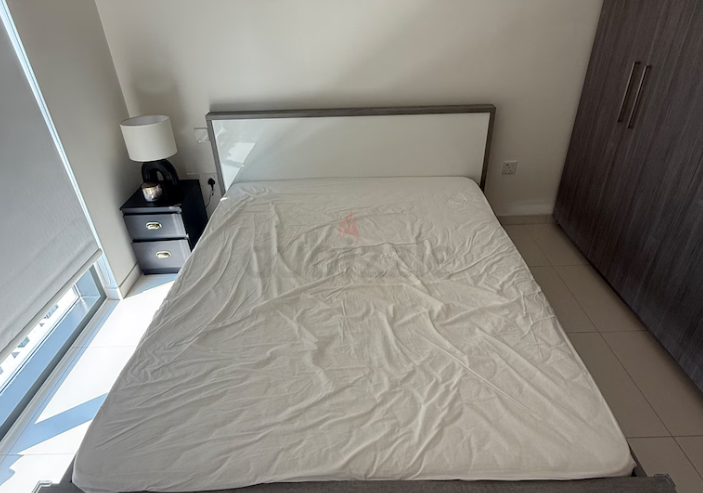 Queen size bed 180x200cm