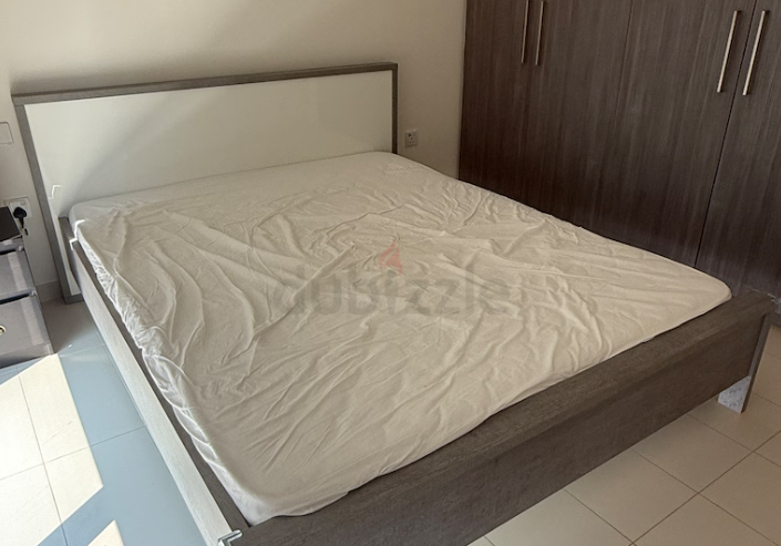 Queen size bed 180x200cm