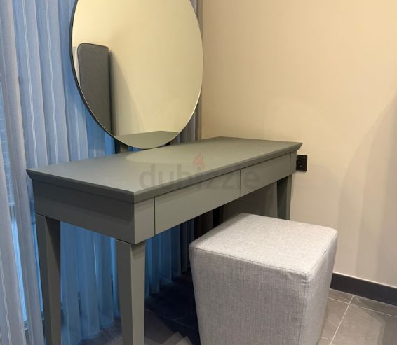 Dresser console with Pouf