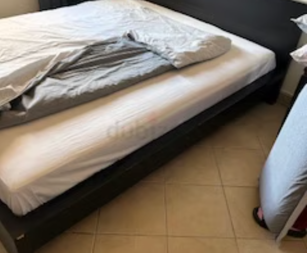 Bed frame + mattress