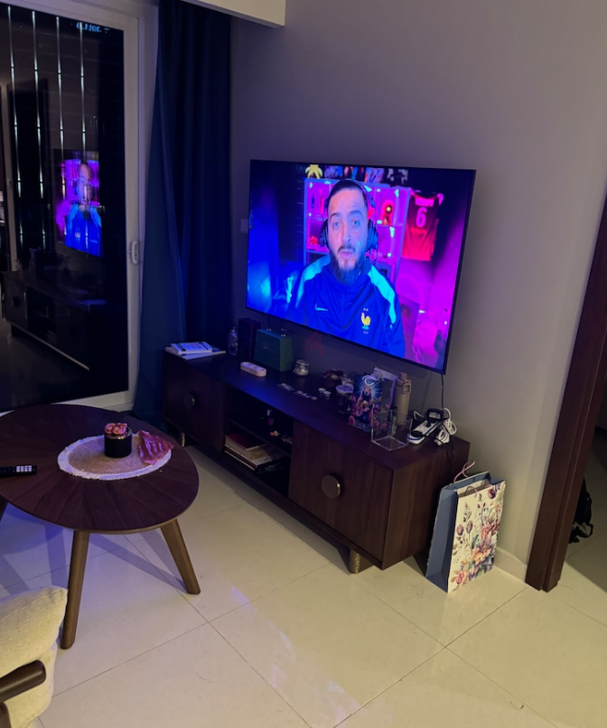 Tv table (non negociable)