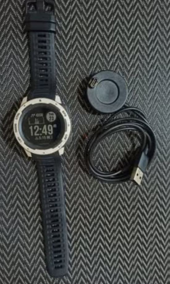 Garmin Instinct 100% battery Life(like new)