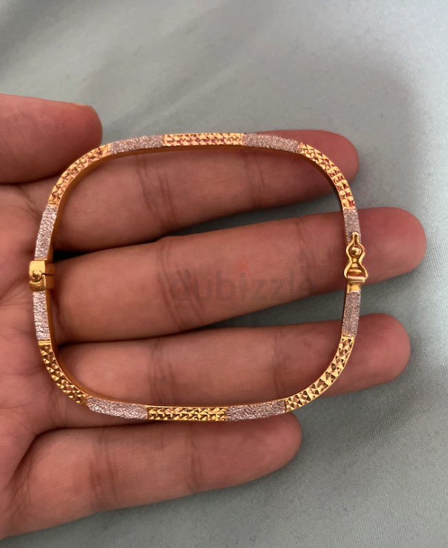 Gold bangle in solid 22k gold
