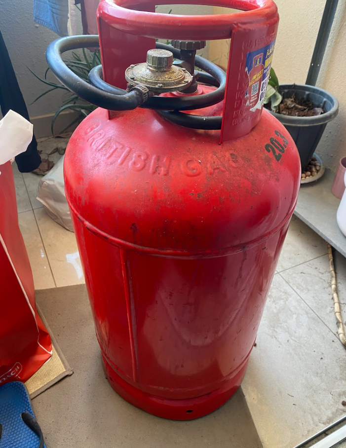 Gas Cylinder with regular, hose and gas 20.3 kg