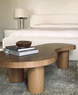 طاولات خشب بأشكال مختلفة