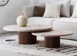 طاولات خشب بأشكال مختلفة