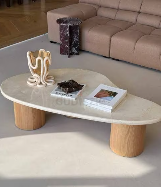 طاولات خشب بأشكال مختلفة