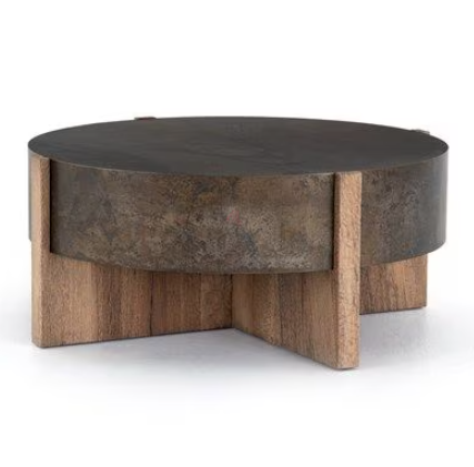 طاولات خشب بأشكال مختلفة