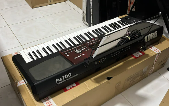 للبيع korg pa700 اخو الجديد مع كامل ملحقاتو وهدية سيت شامل