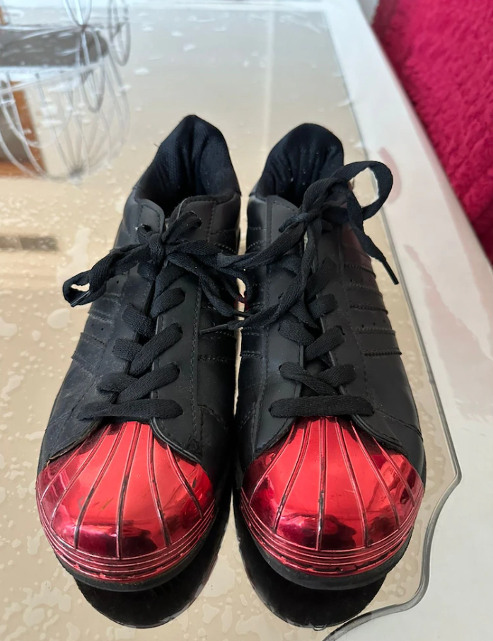 حذاء رياضي اسود اديداس