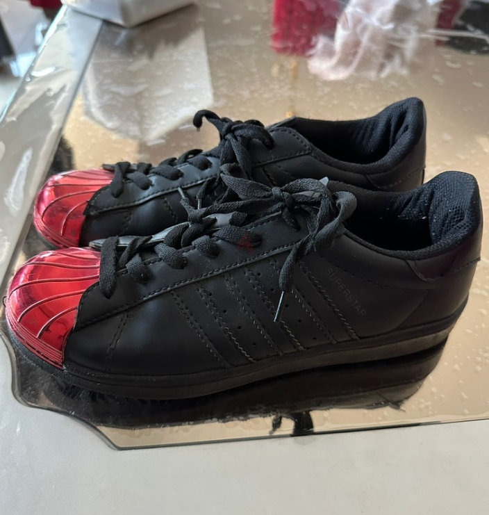 حذاء رياضي اسود اديداس