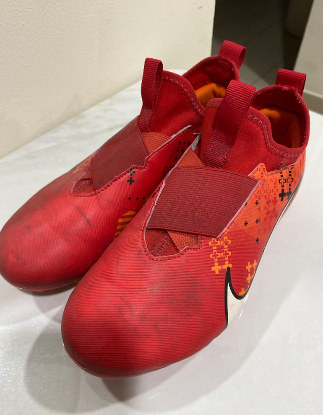 Football shoes sizes 38.5 good condition.