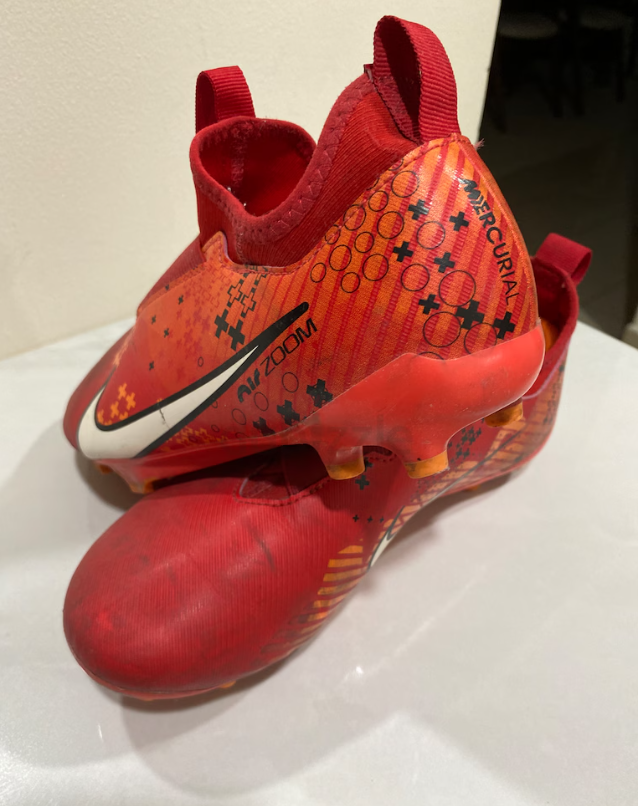 Football shoes sizes 38.5 good condition.