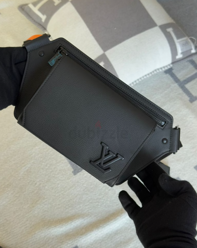 Louis vuitton black leather Aerogram Slingbag