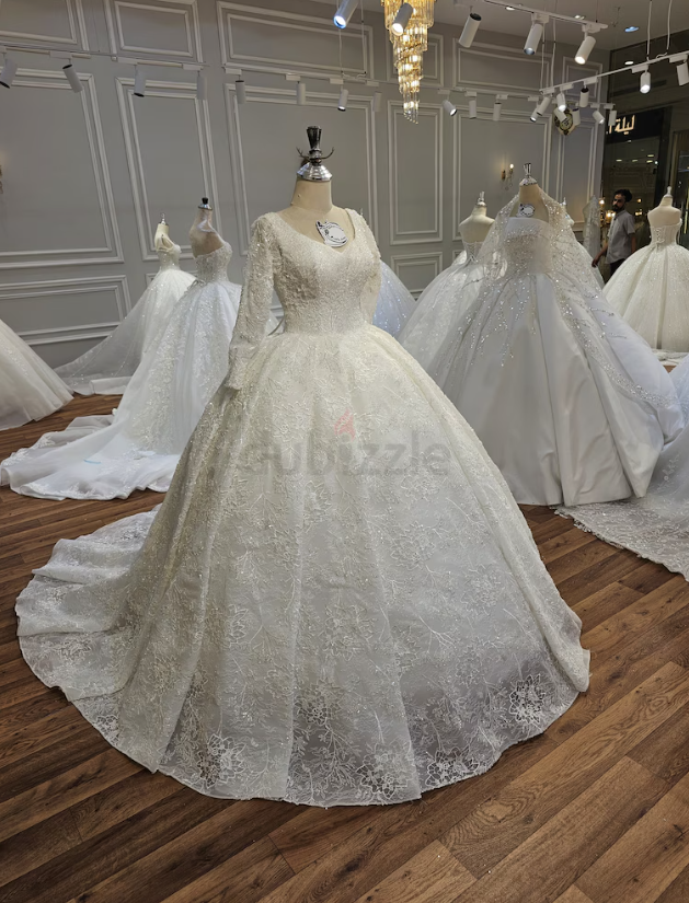 للبيع فستان