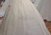 للبيع فستان