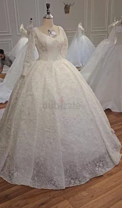 للبيع فستان