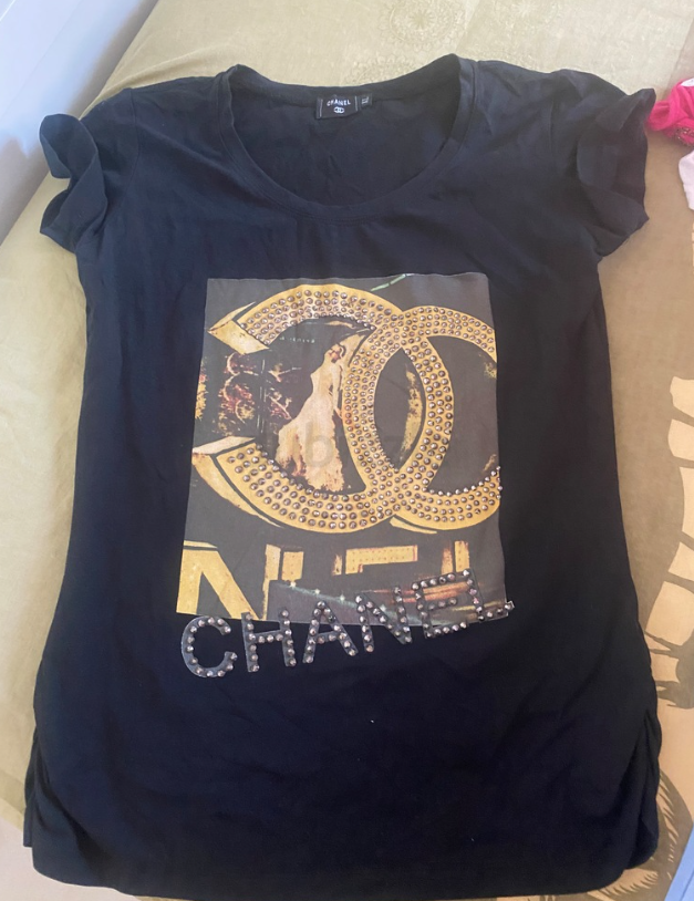 تيشيرت للسيدات بتصميم أنيق